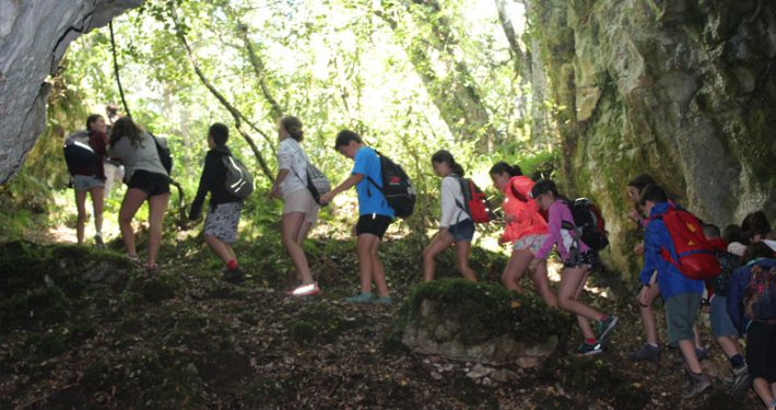 Grupo escolar de excursión y espeleopaseo en el Monumento Natural de Ojo Guareña.