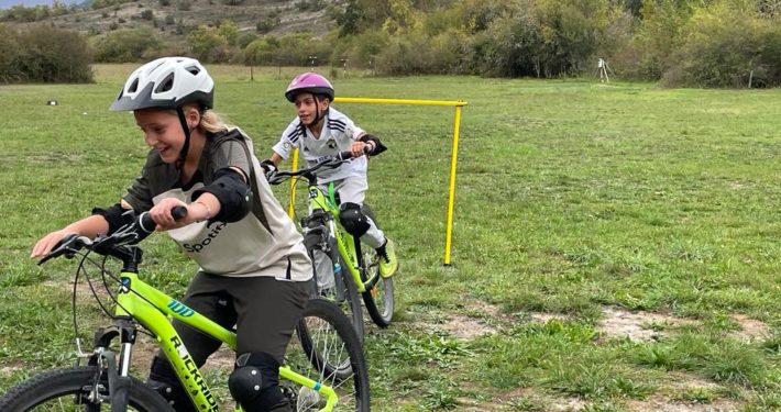 Actividad de bicicleta de montaña con obstáculos para mejorar la habilidad sobre ruedas