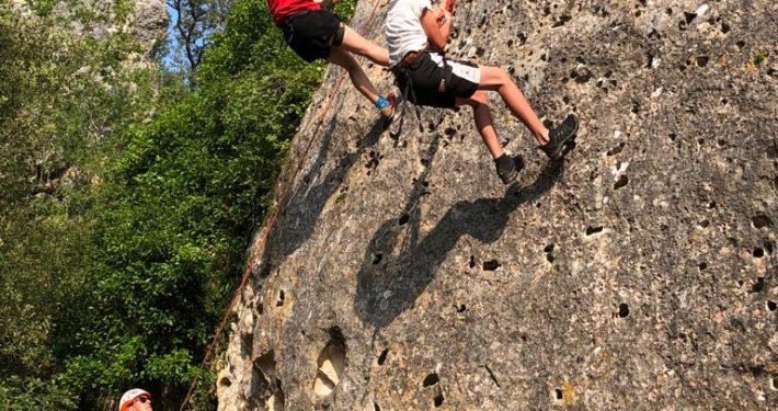 Escalada en pared natural de roca cercana al Molino de Butrera.